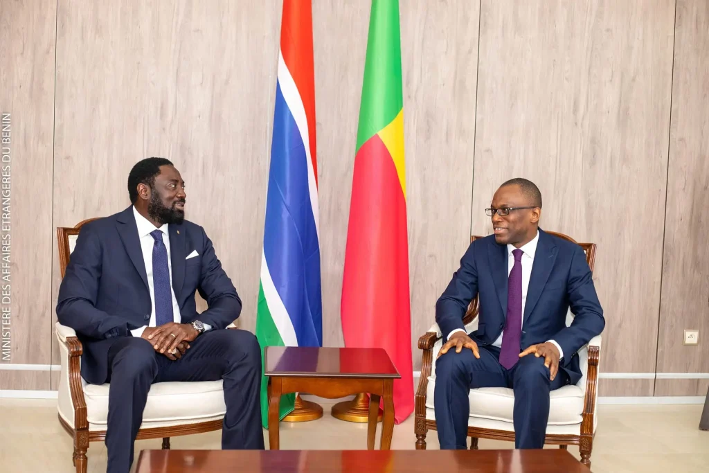 Olushegun Adjadi Bakari et Mamadou Tangara lors d'un échange diplomatique au Bénin.