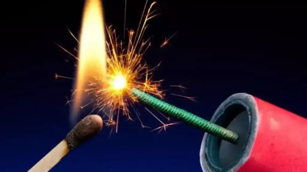 Pétards et artifices colorés sur un fond sombre, représentant des feux d'artifice.