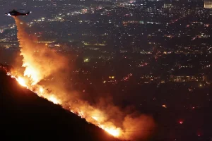 Un hélicoptère qui éteint les flammes Ã  Los Angeles @AFP