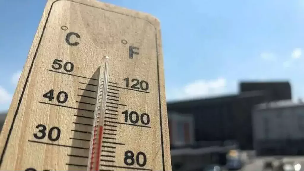 Thermomètre géant affichant des températures élevées, symbole du réchauffement climatique.