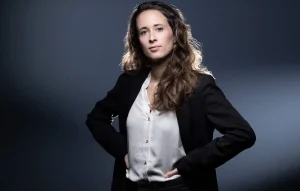 Clémence Guetté, alors secrétaire générale du groupe parlementaire La France Insoumise (LFI), lors d'une séance photo à Paris le 14 avril 2021