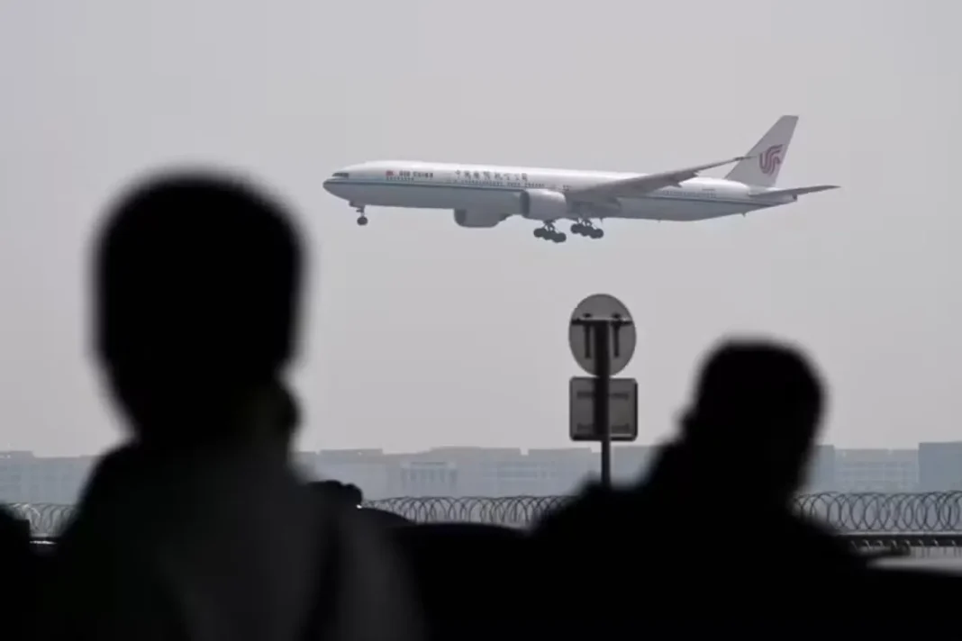Un Boeing 777-300 d’Air China, le 10 avril 2025, à l’aéroport de Pékin. WANG ZHAO _ AFP