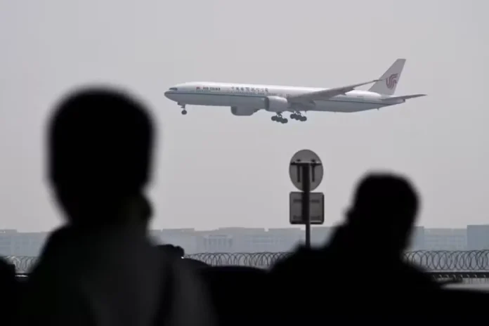 Un Boeing 777-300 d’Air China, le 10 avril 2025, à l’aéroport de Pékin. WANG ZHAO _ AFP