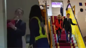 Brigitte Macron gifle Emmanuel Macron à leur descente d’avion @ DR