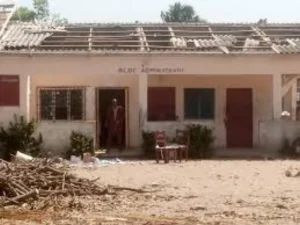Réfection urgente des toitures dans 135 collèges d’enseignement général
