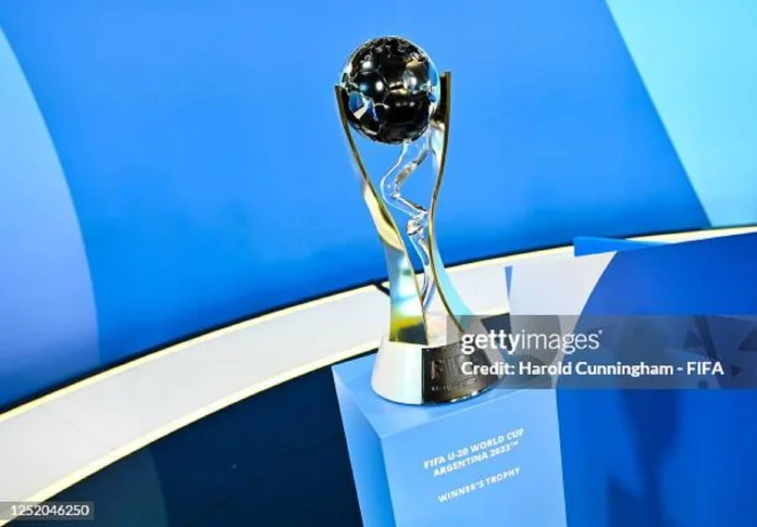 Le trophée de la Coupe du monde U20