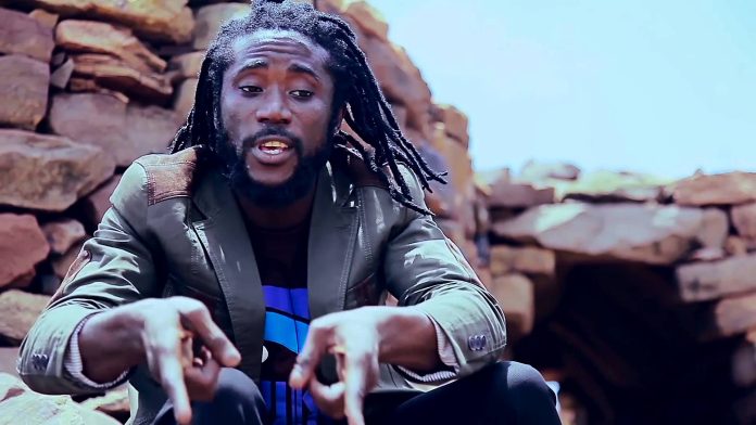 Le chanteur de reggae guinéen Elie Kamano