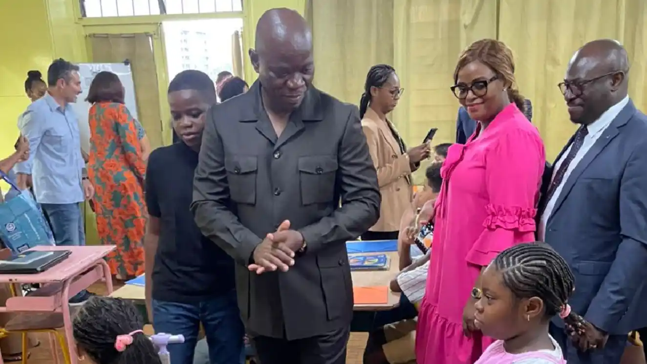 Le président gabonais Brice Clotaire Oligui Nguema accompagne ses enfants à l’école