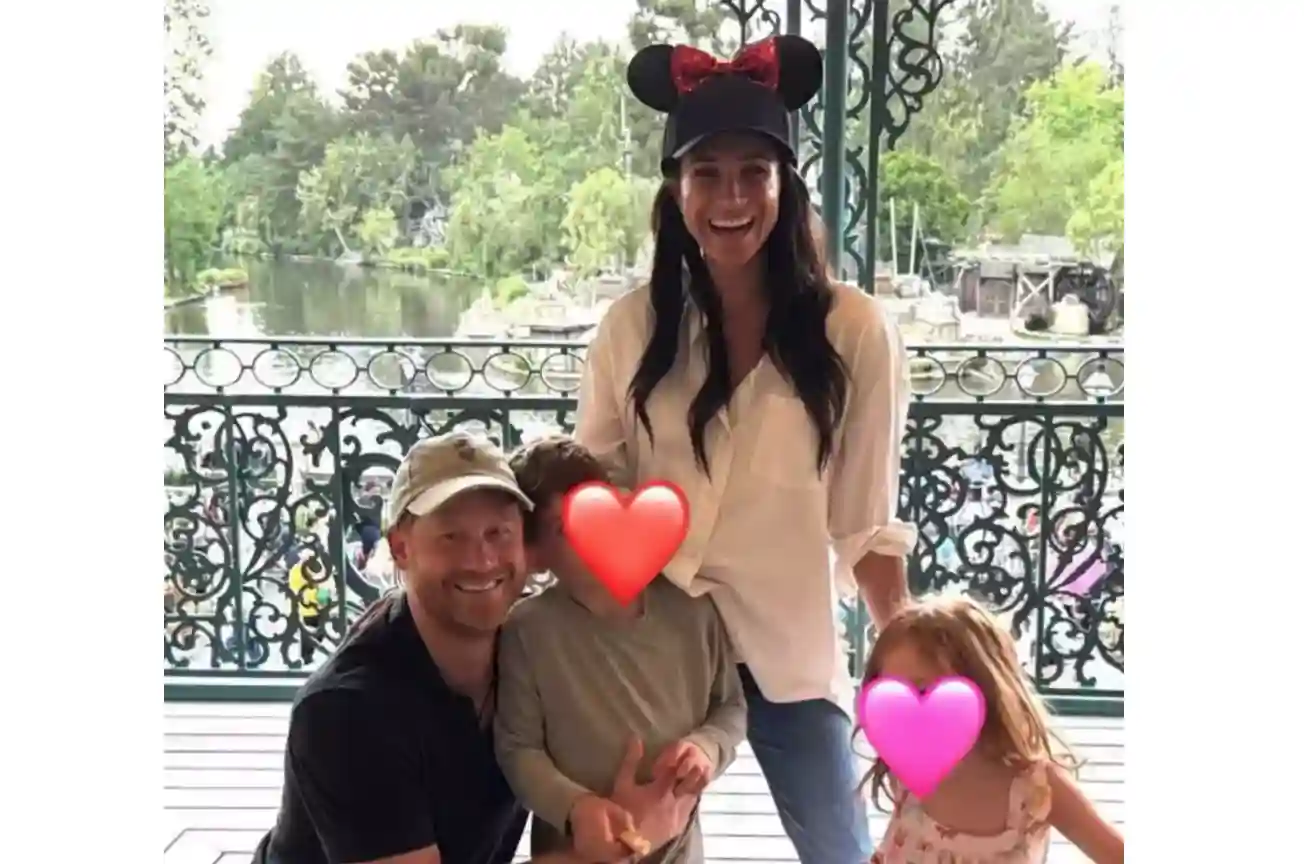 Le prince Harry, le prince Archie, Meghan Markle et la princesse Lilibet à Disneyland. Meghan Markle /Instagram Histoires connexes