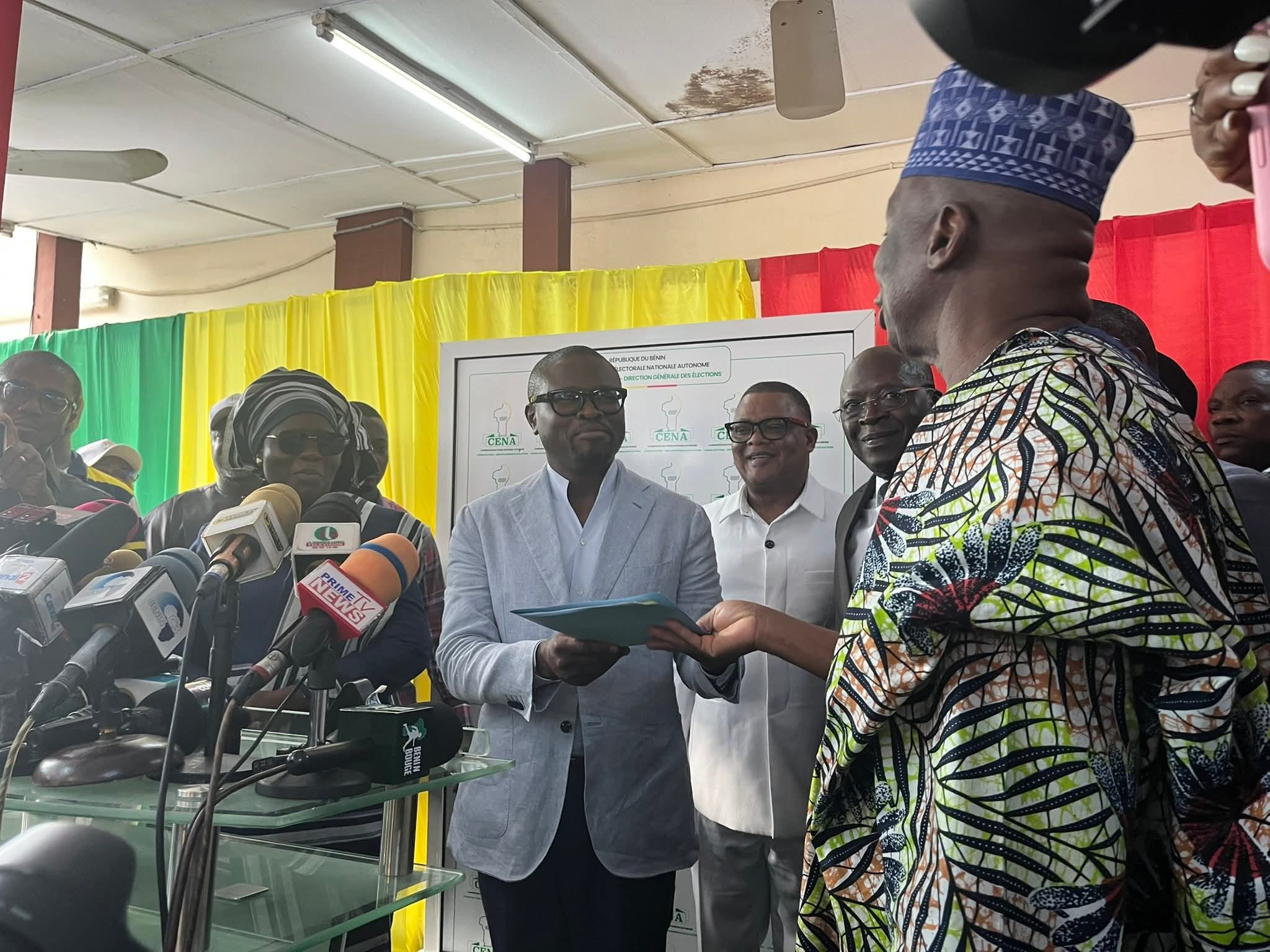 Romuald Wadagni reçoit son récépissé provisoire de candidature pour les élections de 2026 au Bénin.