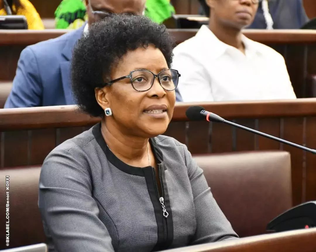 Éléonore Yayi Ladékan souriante, portrait en extérieur, fond flou.