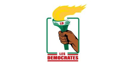 Député Michel Sodjinou s'exprimant lors d'une conférence de presse au Bénin.