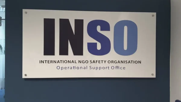 Logo de l'ONG INso avec un fond coloré, représentant son engagement humanitaire au Sahel.