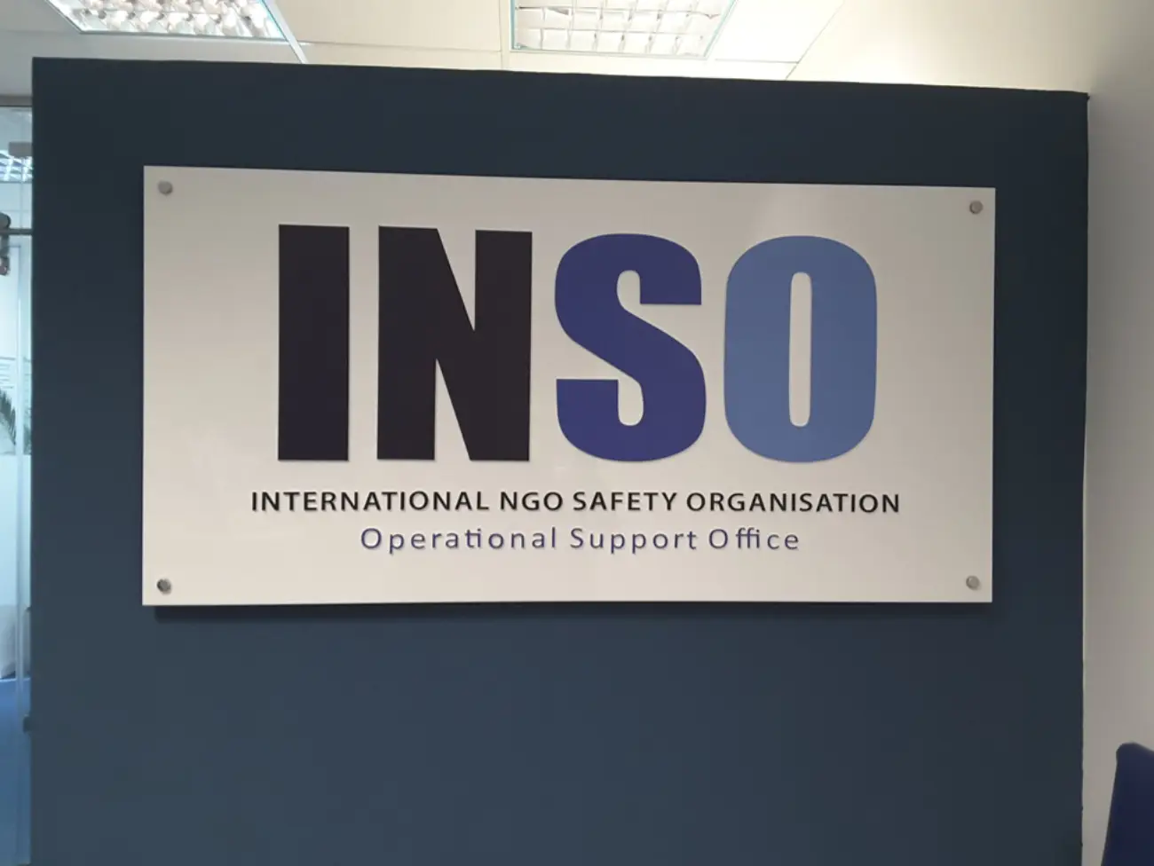 Logo de l'ONG INso avec un fond coloré, représentant son engagement humanitaire au Sahel.