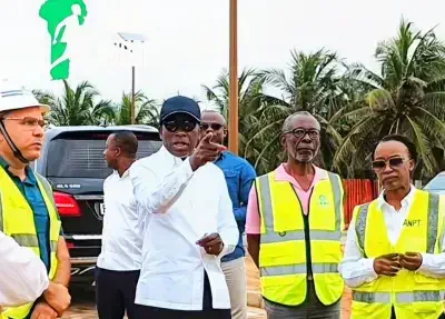 Patrice Talon inspecte les chantiers des infrastructures touristiques à Ouidah, Bénin.