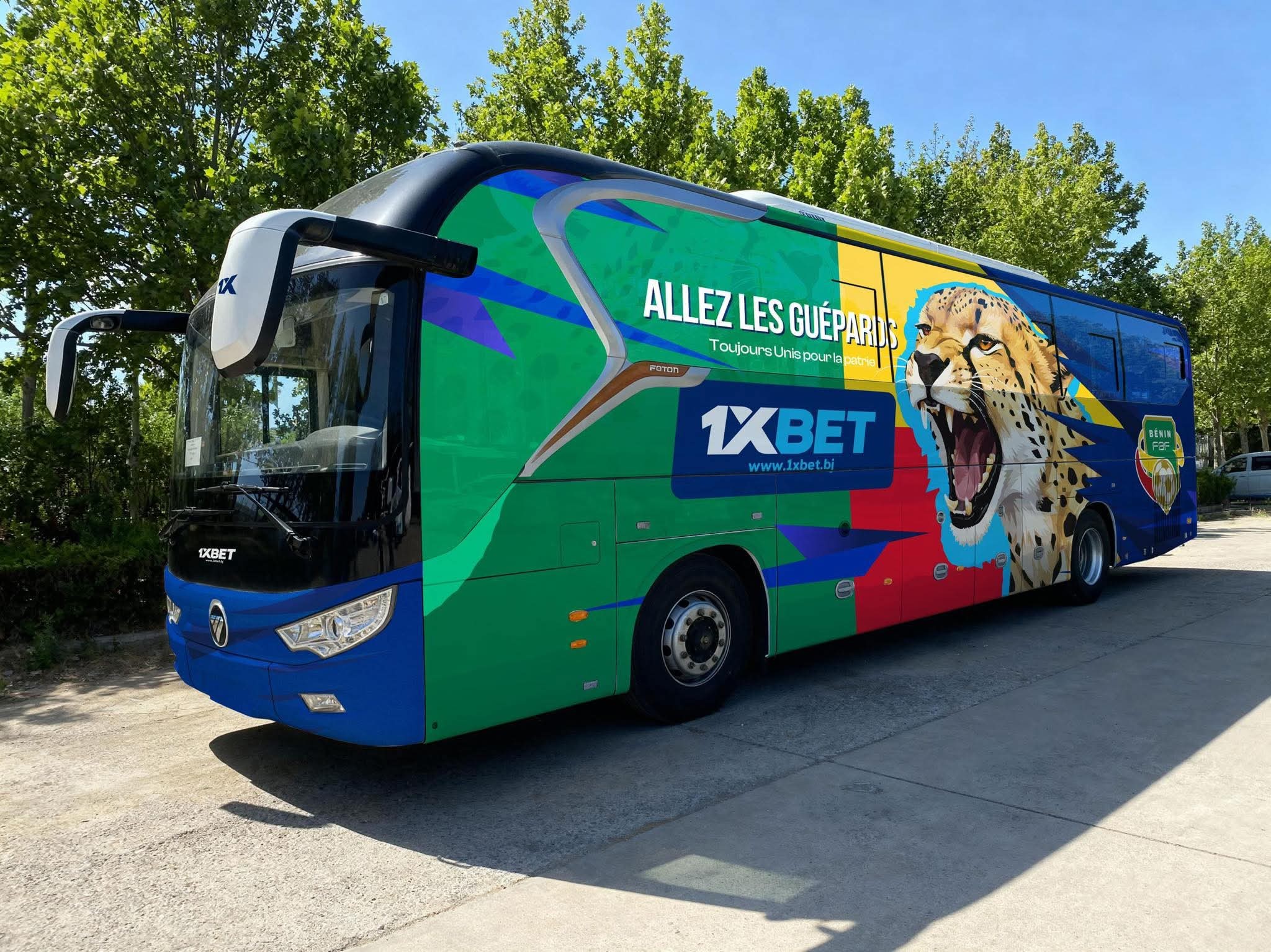 1XBet offre un bus neuf à la Fédération béninoise de football