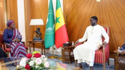 Logo de l'application Facebook sur fond bleu.