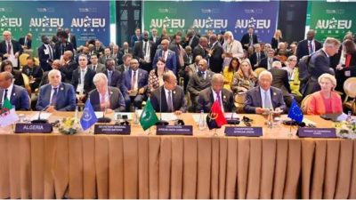 Aperçu d'un brouillon avec des notes et des idées éparpillées sur une page.