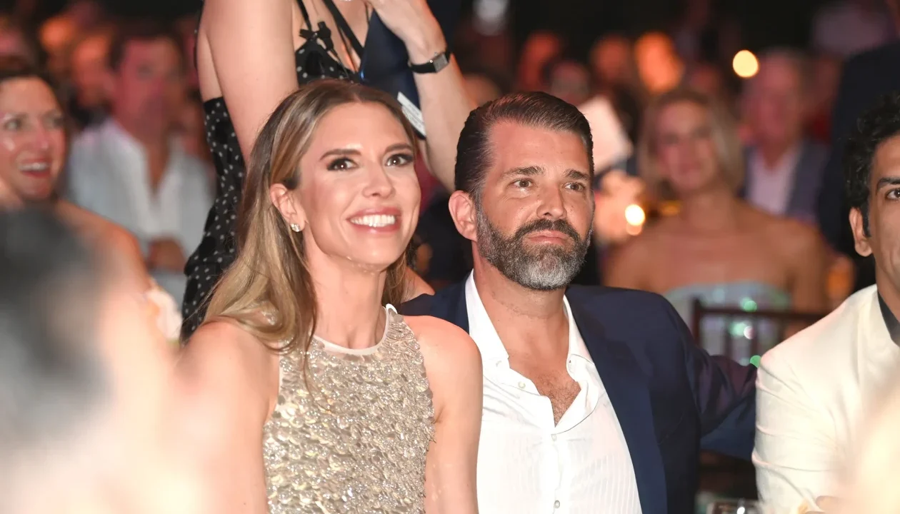 Bettina Anderson et Donald Trump Jr. assistent au gala amfAR de Palm Beach le 15 mars 2025 à Palm Beach, en Floride. Ryan Emberley/amfAR/Getty Images