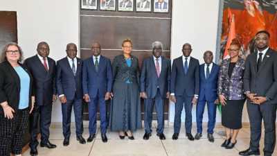 L’ambassadeur des États-Unis, Jessica Davis Ba au terme d’une audience avec le Premier ministre ivoirien Beugré Mambé.