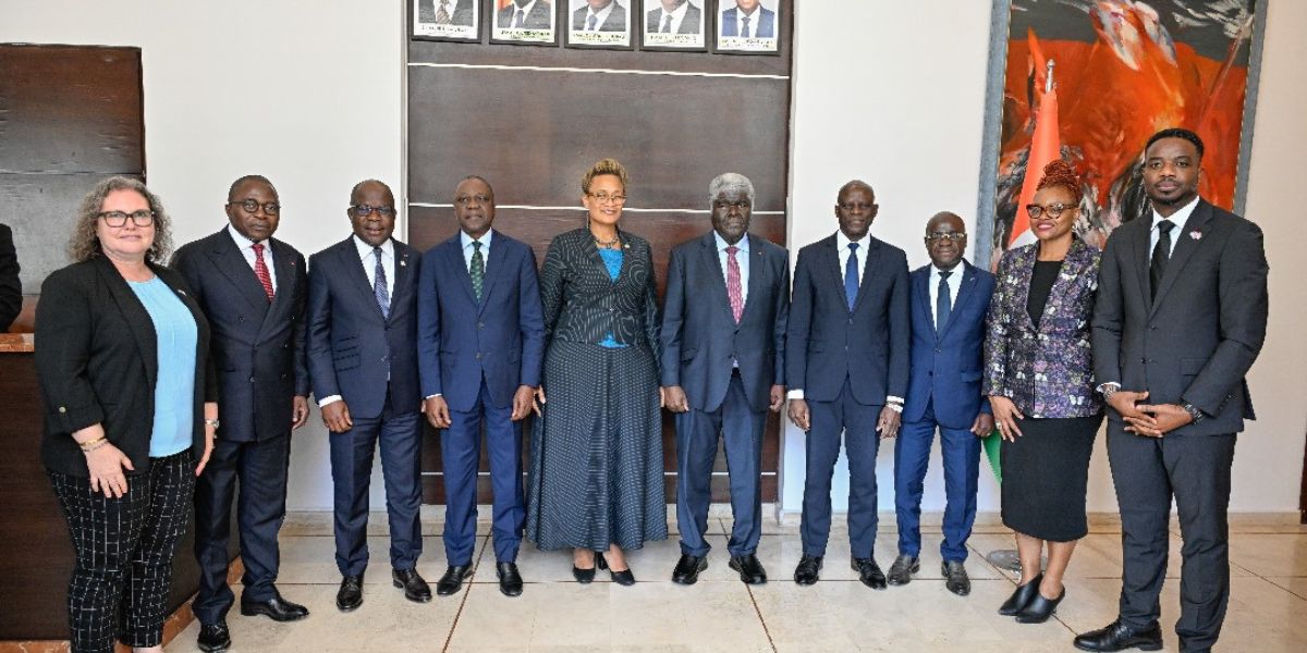 L’ambassadeur des États-Unis, Jessica Davis Ba au terme d’une audience avec le Premier ministre ivoirien Beugré Mambé.