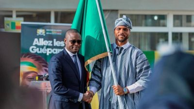 Steve Mounié et le ministre des sports, Benoit Dato