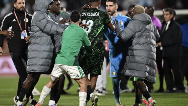 Le gardien de l'Algérie Luca Zidane et le défenseur Rafik Belghali sont suspendus respectivement pour deux et quatre matches par la CAF, après des incidents ayant suivi l'élimination de l'Algérie par le Nigeria en quart de finale de la CAN, le 10 janvier 2026. © PAUL ELLIS, AFP