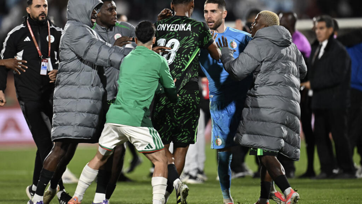 Le gardien de l'Algérie Luca Zidane et le défenseur Rafik Belghali sont suspendus respectivement pour deux et quatre matches par la CAF, après des incidents ayant suivi l'élimination de l'Algérie par le Nigeria en quart de finale de la CAN, le 10 janvier 2026. © PAUL ELLIS, AFP