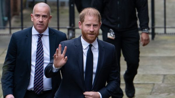 Ce que l'on sait du procès qui oppose plusieurs célébrités, dont le prince Harry et Elton John, au tabloïd britannique "Daily Mail"