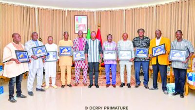 Primature: le Premier ministre félicite des agents admis à la retraite