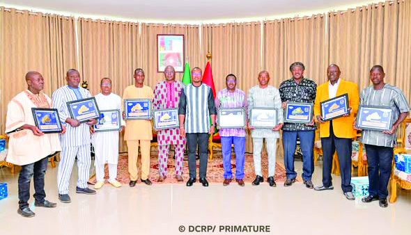 Primature: le Premier ministre félicite des agents admis à la retraite