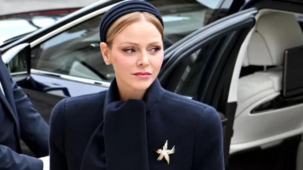 sa broche Tiffany en forme de flammes est chargée en symbolique