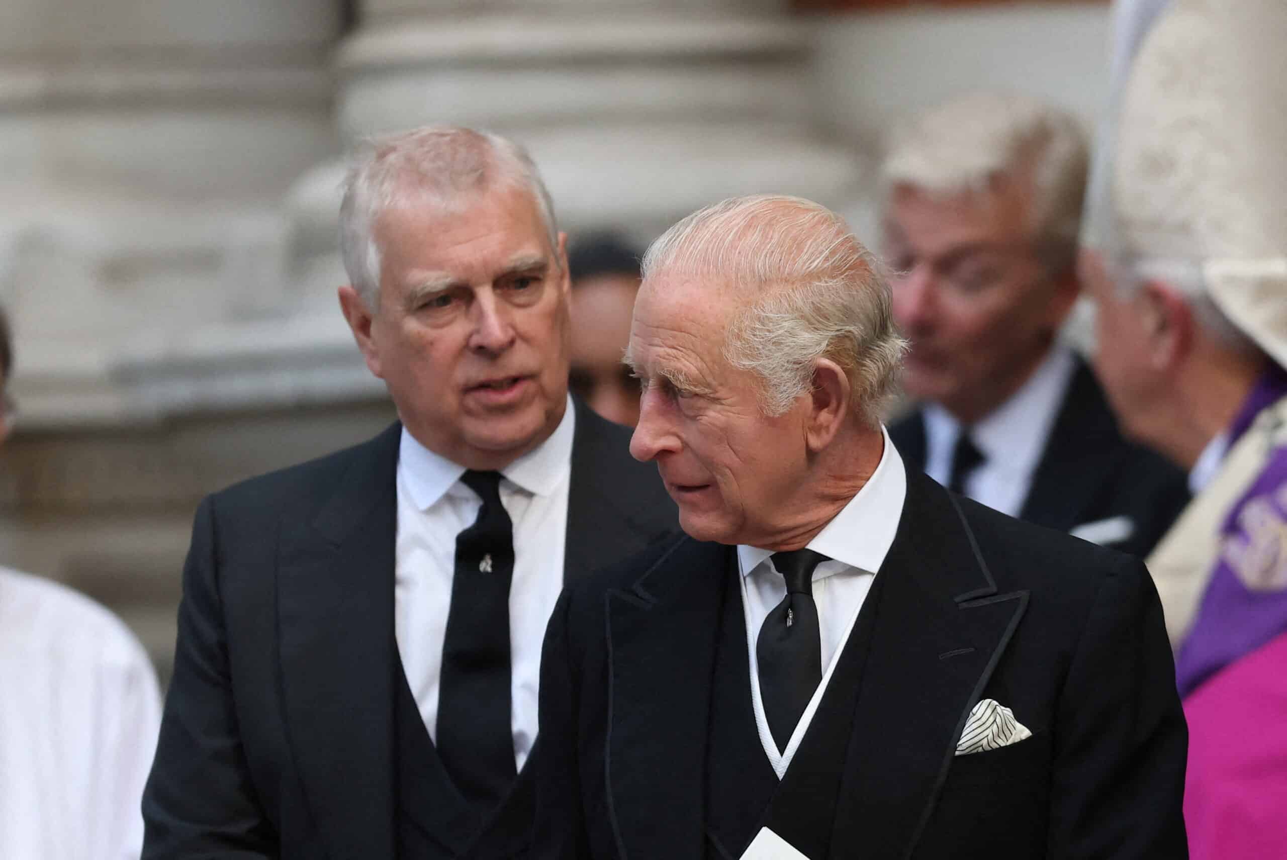 Charles III : titre, honneurs, logement, il retire TOUT à son frère Andrew, le Royaume-Uni sous le choc