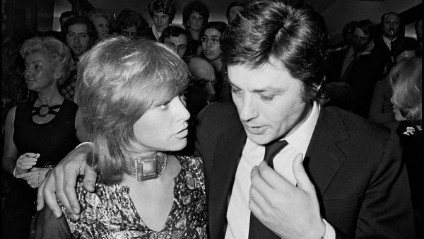 Nathalie Delon : sa rencontre avec Alain, alors qu’il était fiancé à Romy Schneider
