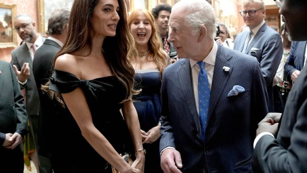 Charles III : la colère gronde après un geste "déplacé" d’Amal Clooney lors de leur rencontre