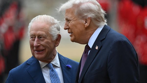 Donald Trump trop tactile : en visite au château de Windsor, il brise le protocole
