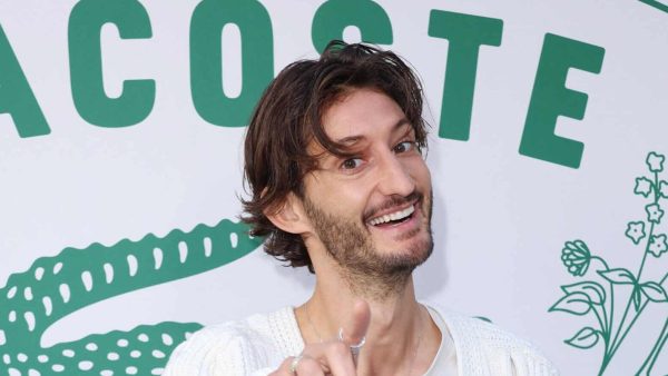 "Mais on se connaît ?", Pierre Niney sous le choc en retrouvant sa prof de CM1 à l'avant-première de son nouveau film