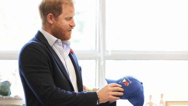 Le prince Harry de nouveau dans la tempête à cause de sa tenue vestimentaire : la casquette de trop et un mea-culpa