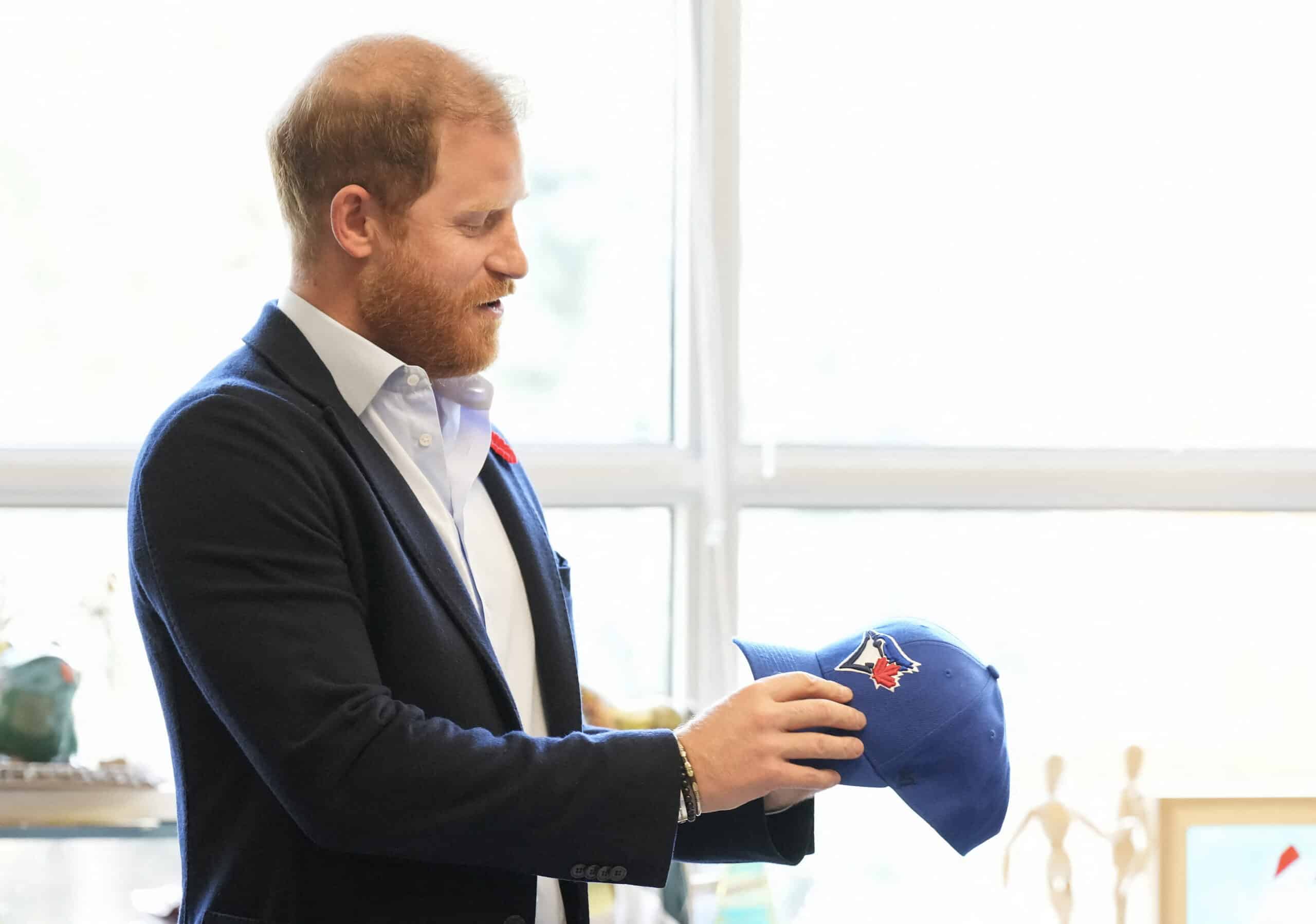 Le prince Harry de nouveau dans la tempête à cause de sa tenue vestimentaire : la casquette de trop et un mea-culpa