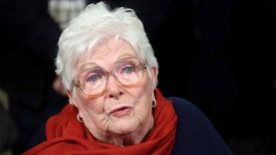 "Faites-le savoir à tout le monde" : Line Renaud, 97 ans, donne des nouvelles de sa santé