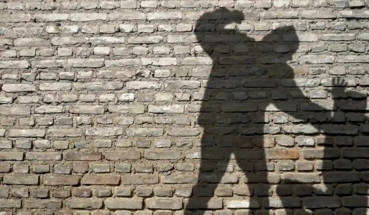 Deux hommes étaient en train de frapper un troisième individu au sol à Maromme, près de Rouen (Seine-Maritime), quand la police est arrivée sur les lieux, mardi 10 octobre 2017, vers 22h. (©Adobe-stock/illustration)