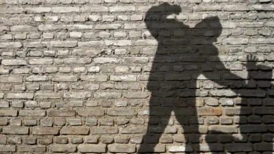 Deux hommes étaient en train de frapper un troisième individu au sol à Maromme, près de Rouen (Seine-Maritime), quand la police est arrivée sur les lieux, mardi 10 octobre 2017, vers 22h. (©Adobe-stock/illustration)