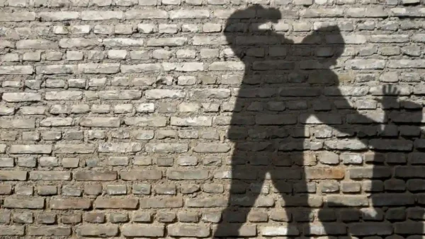 Deux hommes étaient en train de frapper un troisième individu au sol à Maromme, près de Rouen (Seine-Maritime), quand la police est arrivée sur les lieux, mardi 10 octobre 2017, vers 22h. (©Adobe-stock/illustration)