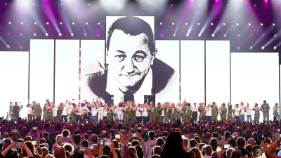 Panique sur la scène des Enfoirés : un artiste chute en plein show, "on a eu très peur"