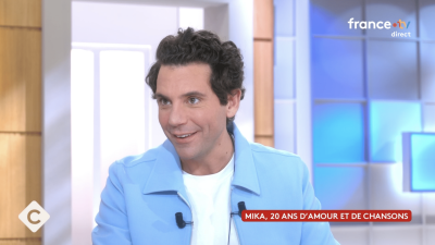 "Elle est morte il y a quelques jours" : en plein direct, Mika annonce la perte d'un être cher et bouleverse le plateau de "C à vous"