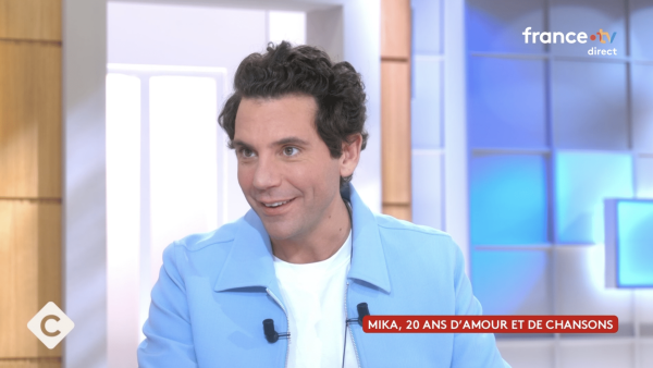 "Elle est morte il y a quelques jours" : en plein direct, Mika annonce la perte d'un être cher et bouleverse le plateau de "C à vous"