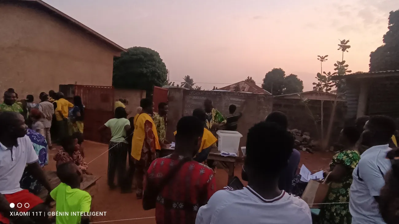 Dépouillement en cours au centre de vote de l'Epp Agori centre Zone 1, à Abomey-Calavi