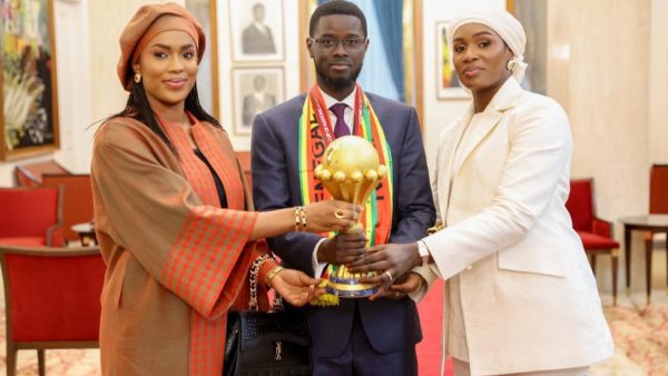 Les images du président sénégalais et de ses deux épouses posant avec le trophée de la CAN suscitent de vives réactions sur Internet.
