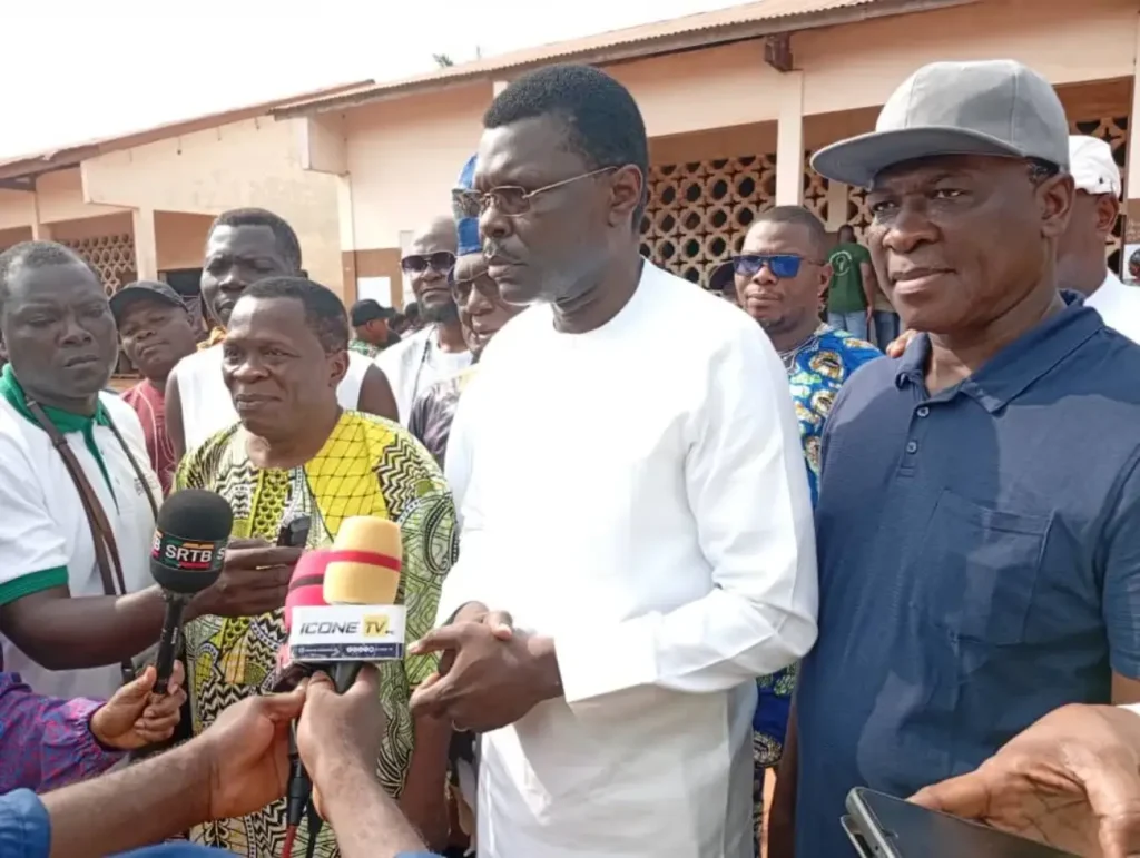 Joseph Djogbénou vote à Abomey et salue la forte mobilisation
PH: La Nation Bénin