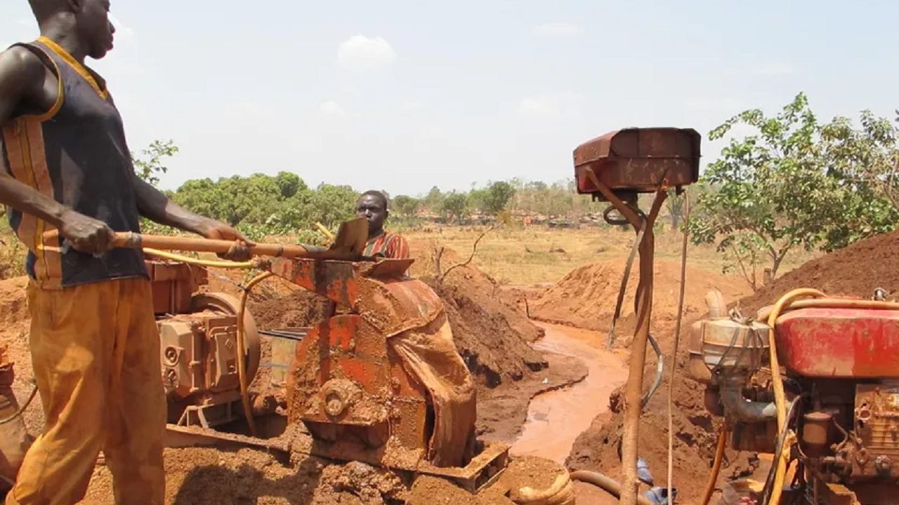 La pauvreté comme seul passeport : Quand des jeunes Togolais risquent leur vie dans les mines d’or au Mali